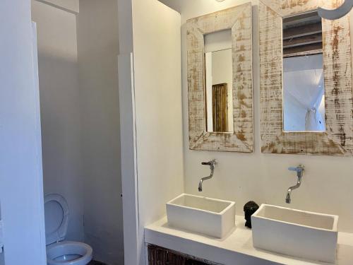 帕洛米诺Casa Kai的一间带两个盥洗盆和卫生间的浴室
