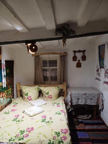 SubbotovМедова садиба的小房间设有一张床和一张桌子