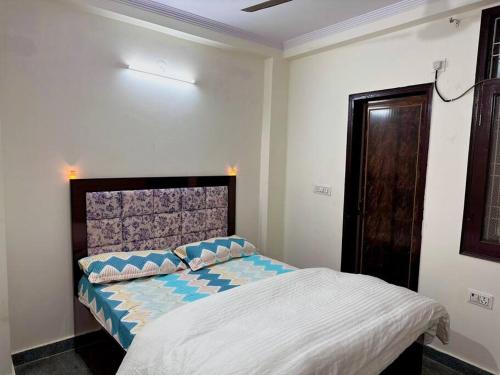 新德里Modern 2bhk near Delhi Airports by Nirvana villa Apartments的卧室配有一张床