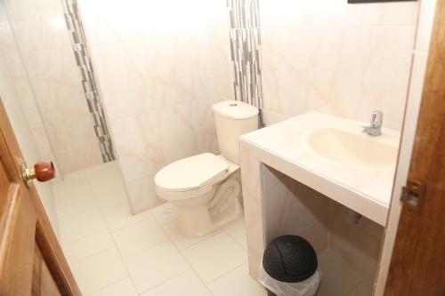 科韦尼亚斯Hotel Caribe Coveñas的浴室配有卫生间、淋浴和盥洗盆。
