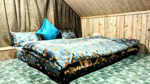 卡索尔MOKSHA COTTAGES AND WOODHOUSE的一间卧室配有一张带橙色棉被的床
