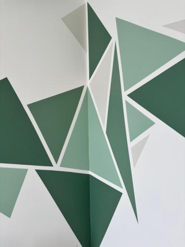 LempdesCasa Ragazzi - Refait à neuf - Calme - Parking的绿色和白色几何图案的 ⁇ 染