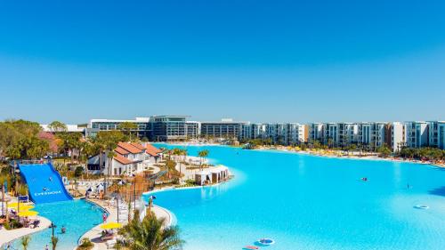 奥兰多Evermore Orlando Resort的享有度假村游泳池的空中景致