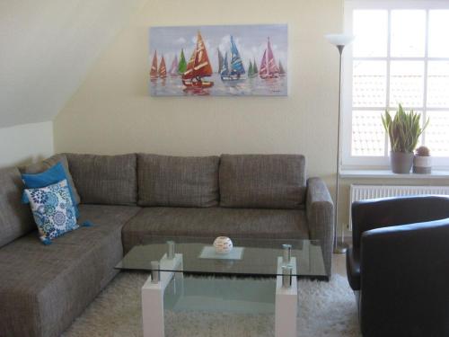 海利根港Holiday apartment for the Franck family的带沙发和咖啡桌的客厅