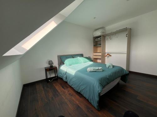 阿姆博斯Maison chaleureuse tout confort的一间卧室配有一张带绿色棉被的床