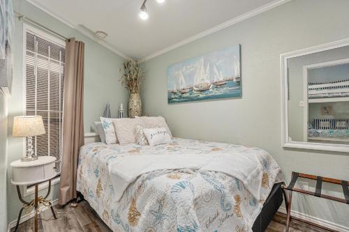 加尔维斯敦Casa Del Marlin - Your Beach Retreat on Galveston Island, TX的一间卧室配有一张床,并拥有一幅船景