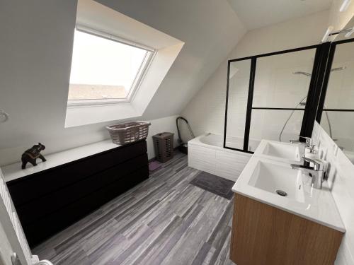 阿姆博斯Maison chaleureuse tout confort的一间带水槽和卫生间的浴室以及窗户。