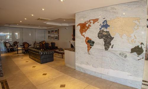 库里提巴里泽库里提巴酒店的大厅墙上的世界地图