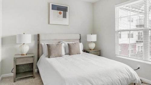 都柏林Landing - Modern Apartment with Amazing Amenities (ID1218X266)的白色卧室,配有白色的床和2个床头柜