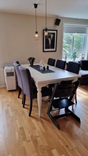 斯特伦斯塔德Trevlig lägenhet nära Strömstad centrum的一间带桌椅的用餐室