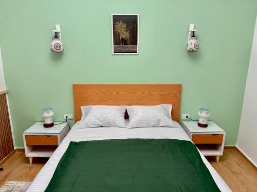 达哈布Beit Reihana的一间卧室配有一张带2个床头柜的大床