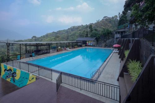 卡尔佩特塔Konfudha Resort的一座大游泳池,后面是一座山
