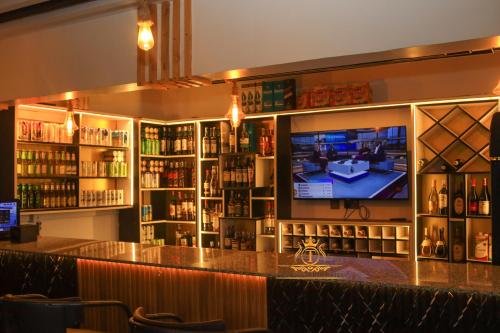 内罗毕TAWALA GARDEN HOTEL的一间带平面电视的酒吧