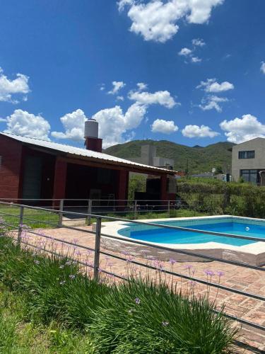 San RoqueCabañas Noe的一座房子,旁边设有游泳池