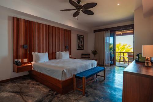 博卡斯德尔托罗La Coralina Island House的一间卧室配有一张床和吊扇