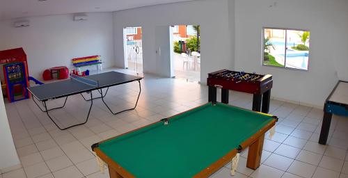 卡达斯诺瓦斯LAGOA QUENTE FLATS的一间设有两张桌子和一张台球桌的房间