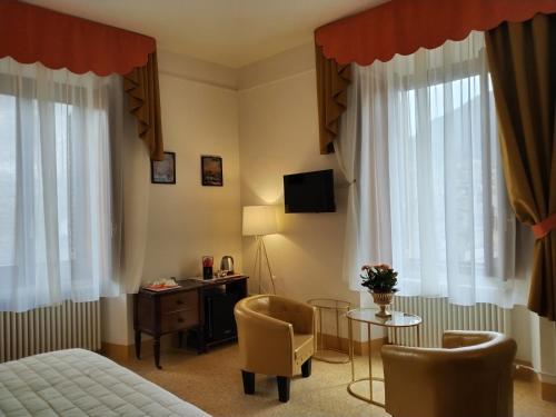 斯坎诺Bed & Breakfast Costanza4的酒店客房带一张床、一张桌子和椅子