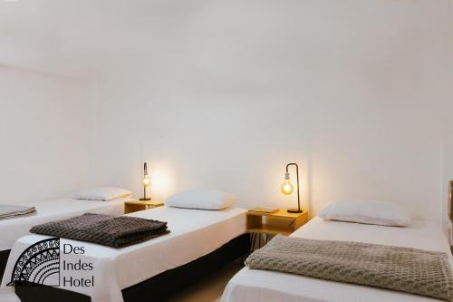 卡塔赫纳DES INDES CARTAGENA的配有两张床铺的房间,配有两盏灯