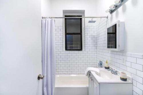 纽约91-1D 3BR 2baths Duplex with a Private Back yard - GYM的白色的浴室设有浴缸和水槽。