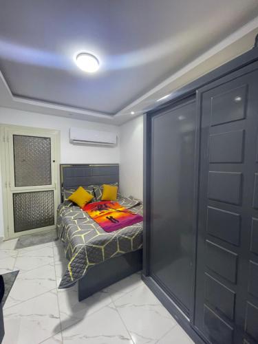 加利布港Fantasy的一间小卧室,配有一张带黄色枕头的床