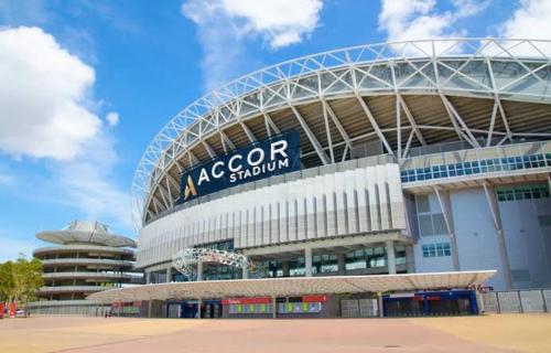 悉尼Sydney Olympic Park Walk to Aquatic Centre and Stadium的上面有一个标志的大体育场