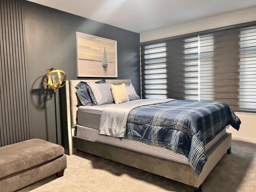 巴里Spacious 4-Bedroom Home, Comfortably Sleeps 10的一间卧室配有一张蓝色墙壁的床