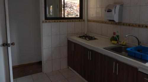 安加罗阿Petero Atamu的厨房配有水槽和台面