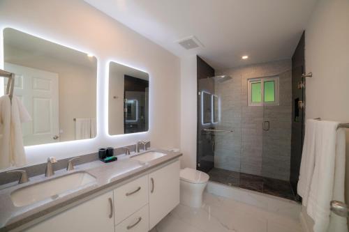 赫拉多拉Ocean View Del Mar 1G by Stay in CR的白色的浴室设有2个盥洗盆和淋浴。
