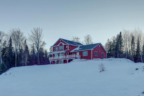 冬天的Spacious Eagle Lake Home with Fireplace and Deck