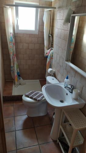 拉拉古纳MasRelaxTenerife的一间带卫生间和水槽的浴室