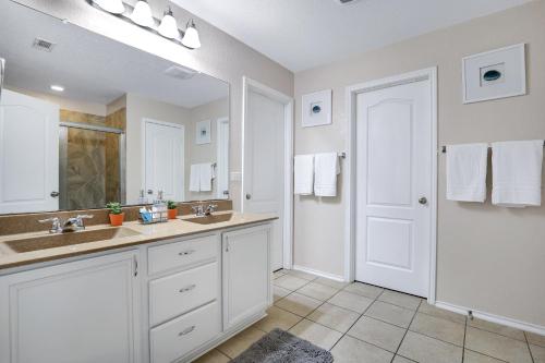 圣安东尼奥Tranquility - A Birdy Vacation Rental的白色的浴室设有两个盥洗盆和镜子