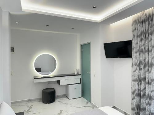 希马拉Ionian View B&B的白色的客房设有镜子和墙上的电视