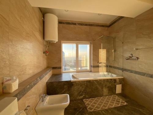杜尚别Sweet home, 4 apartments的带浴缸、卫生间和盥洗盆的浴室