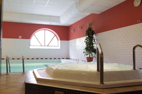 阿尔维卡斯堪迪克阿尔维卡酒店的客房内设有一个大型游泳池及浴缸