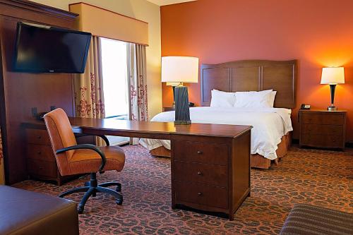 杰克逊维尔杰克逊维尔汉普顿酒店的酒店客房配有一张床、一张书桌