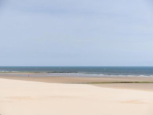 米德尔克尔克Beautiful chalet in Middelkerke, 300m from the sea的海滩与大海相映成趣