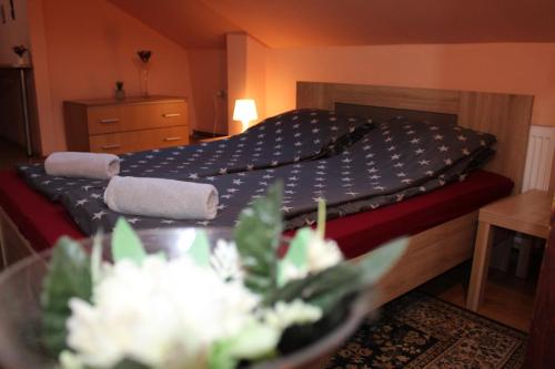 贝尔格莱德Hostel Iris的一间卧室配有一张床和一张鲜花桌