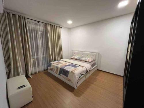 米里EcoPark Condo, 5mins to airport, malls & eatery的一间小卧室,配有床和窗户