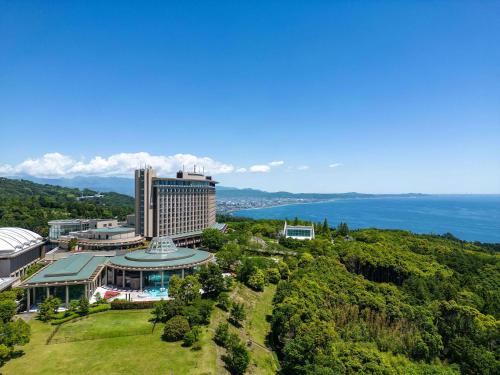 小田原市小田原希尔顿Spa度假酒店的享有酒店和海洋的空中景致