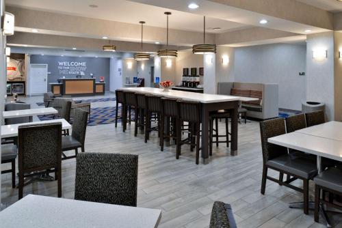 堪萨斯城堪萨斯城希尔顿恒庭酒店（靠近欢乐世界）的餐厅内带桌椅的用餐室