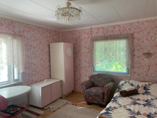 伊萨尔米Grandma’s house的一间卧室配有一张床、梳妆台和椅子