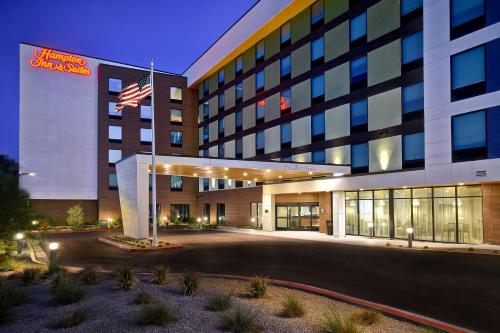 拉斯维加斯Hampton Inn & Suites Las Vegas Convention Center - No Resort Fee的享有安纳海姆汉普顿旅馆套房的外部景色。