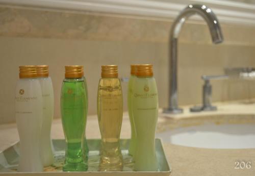 埃利萨镇昆托艾乐门托酒店的三个瓶子坐在盥洗盆旁的浴室台上