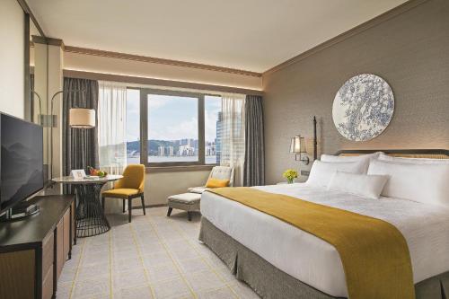 澳门澳门雅辰酒店的酒店客房设有一张床和一个大窗户