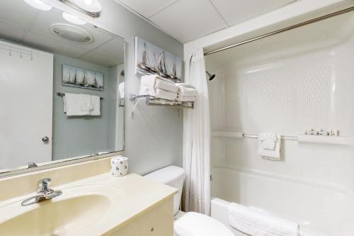 默特尔比奇Sand Dunes Resort, Unit #910的一间带水槽、卫生间和镜子的浴室