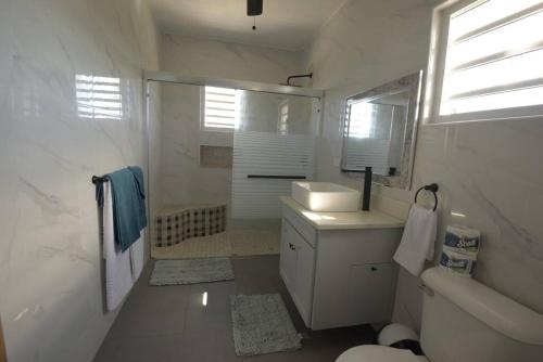 瓦利Sunset Seclusion.的白色的浴室设有水槽和卫生间。