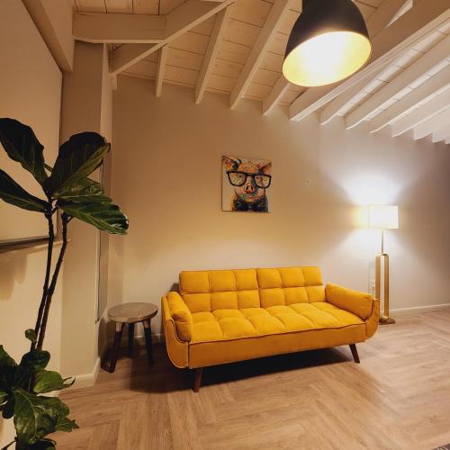 Opa-lockaPrivate Home Studio Central Located in Miami 1的植物客厅里的黄色沙发