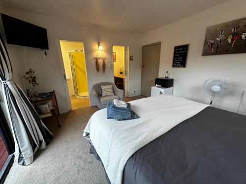 汉密尔顿Dinsdale oasis and private spa pool的一间卧室设有一张床和一间客厅。