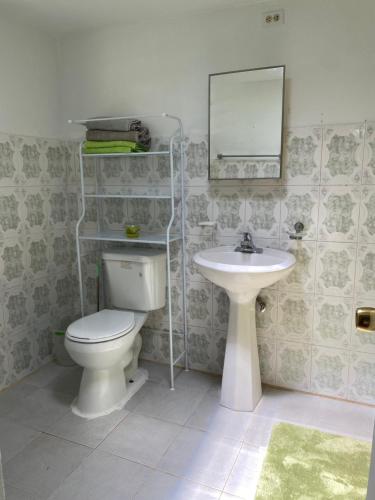 OrocovisApartamentovistadelrio2的一间带卫生间和水槽的浴室