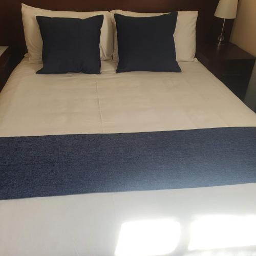 KanyeThokgamo Bed and Breakfast的一张带黑白枕头的床